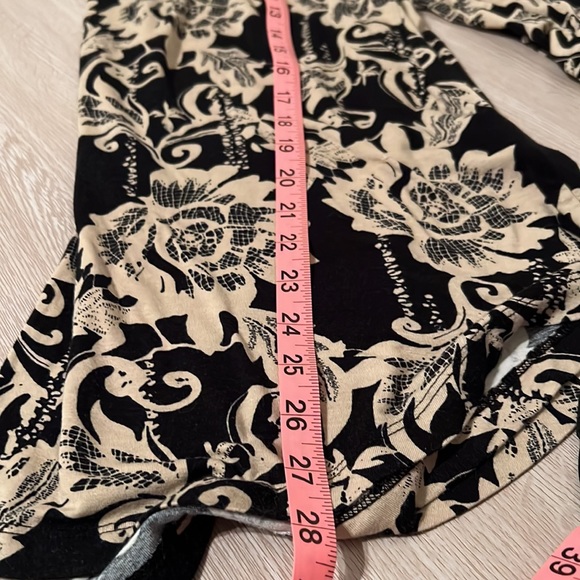 JM Collection | Florals and Flourishes Black and Tan Top - Picture 10 of 10